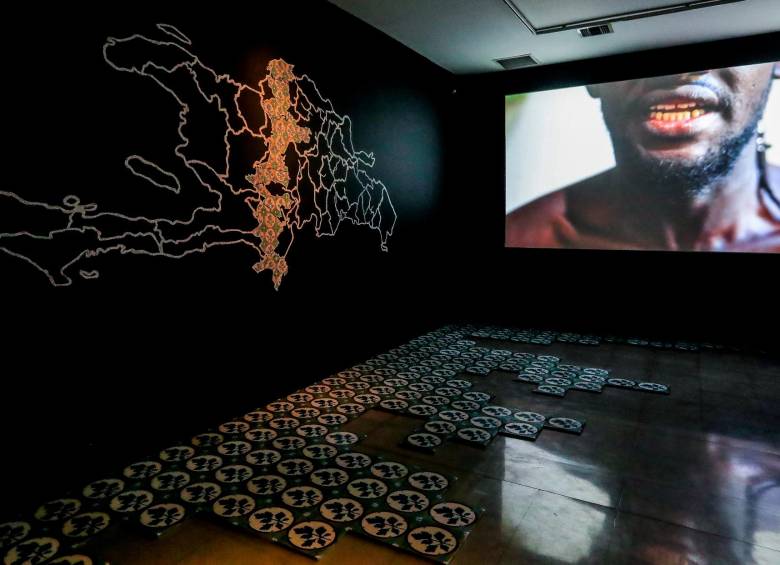 La obra de Astrid González, Pronunciar perejil en la masacre, reflexiona sobre los migrantes. Foto: Jaime Pérez.