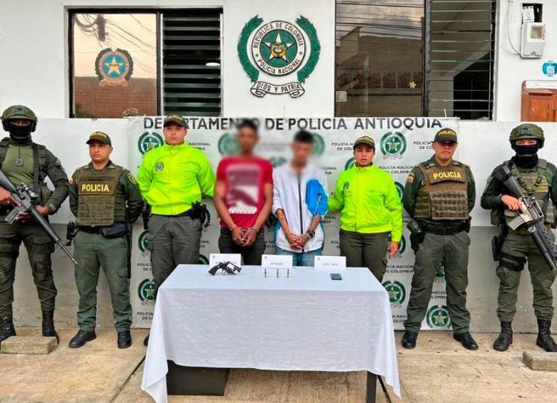 Los capturados, quienes pertenecerían a una estructura delincuencial, deberán responder por el delito de homicidio. FOTO: CORTESÍA POLICÍA ANTIOQUIA