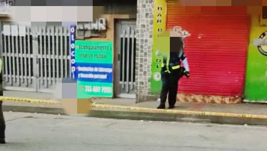 En la acera de la carrera 52 y calle 50 del centro de Itagüí, fue encontrado un hombre muerto, autoridades investigan los hechos. Foto: Redes sociales El Itagüíseño