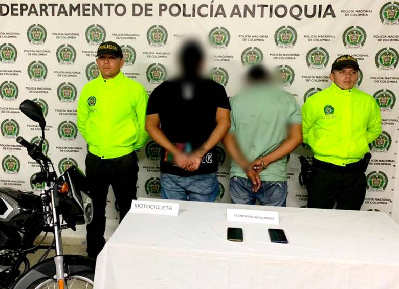 Estos son los dos hombres capturados por presunto constreñimiento ilegal. Foto: Cortesía Policía. 