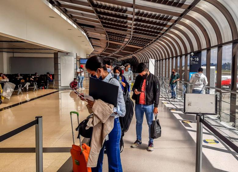 Desde el 1º de enero de 2023 los pasajeros verán una subida en el costo de los tiquetes pues el IVA para estos pasará de 5% a 19%. FOTO manuel saldarriaga