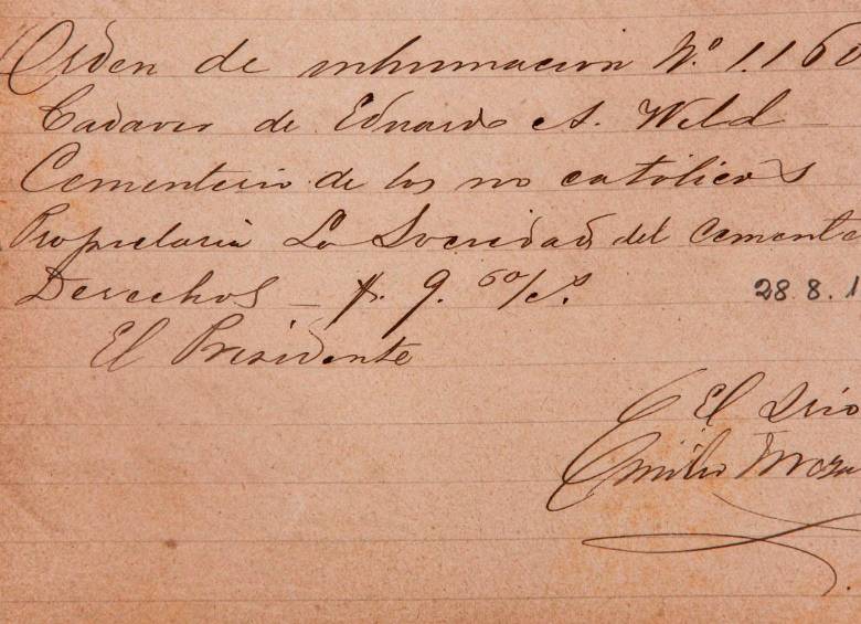 El acta de inhumación del general Wild fue encontrada por los funcionarios del San Pedro. En ella se evidencia que el expedicionario fue enterrado el 28 de agosto de 1891. <b> </b>FOTO<b> manuel saldarriaga</b>» width=»116″ height=»84″/><figcaption> <br>El acta de inhumación del general Wild fue encontrada por los funcionarios del San Pedro. En ella se evidencia que el expedicionario fue enterrado el 28 de agosto de 1891. FOTO<strong> manuel saldarriaga</strong> </figcaption></figure></div>



<p>En 2020 llegó un correo al Cementerio San Pedro. Estaba redactado en inglés y lo firmaba Frank Jastrzembski, un historiador de Ohio. En breves palabras decía que tenía la certeza de que en el cementerio estaba enterrado el general Edward August Wild, un controvertido brigadier general que lideró un batallón de negros durante la Guerra Civil norteamericana (1861-1865).</p>



<p>El correo tenía adjunta una foto de la
tumba de Wild, que databa de la década de 1930. En el San Pedro no tenían idea
del personaje y reconocieron que buscar sus restos no tenía propósito. Han
pasado casi 132 años desde la muerte del general; en ese tiempo, el cementerio
ha sufrido sucesivas reformas.</p>



<p>Los muros de aquellos tiempos fueron
reemplazados. Según la foto, al general lo inhumaron en piso, no en bóveda. Lo
más probable es que unas décadas después de su muerte, y ante la ausencia de
reclamantes, sus huesos fueran sacados de la tierra. Algún funcionario
desprevenido los habrá echado en un saco y los habrá metido en una bóveda sin
marcar, ignorando que esos despojos, ya sin figura humana, habían pertenecido a
un hombre ilustre.</p>



<p>El investigador no recibió respuesta del
cementerio en más de un año. Pero insistió porque sabía que el general Wild
estaba ahí. Después de mucho esperar, encontró un mensaje en la bandeja de
entrada. Le contestaron que buscar los huesos no tendría propósito, pero que
era posible rastrear las actas de inhumación. Era un proceso dispendioso, pero
que podía dar resultado.</p>



<div class=