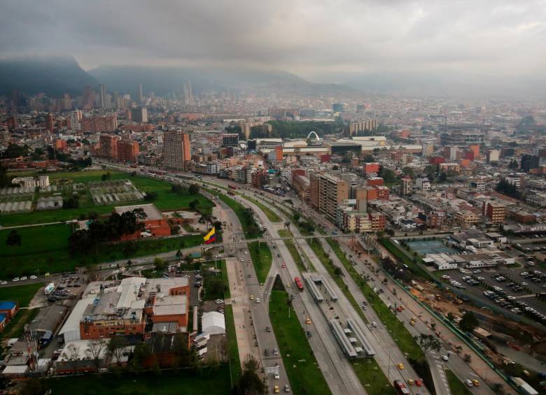 De acuerdo a la Upme, no hay riesgo de abastecimiento de energía en Bogotá (foto), así como en Cundinamarca y Meta. FOTO EFE