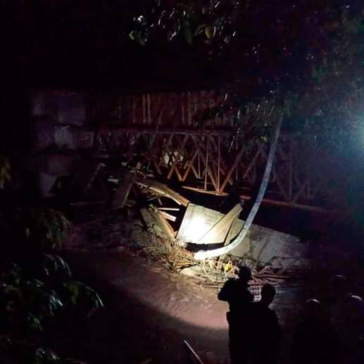 Un puente al sur del Huila se cayó en pleno proceso de construcción. Foto: Tomada de Twitter de @H75Harry. 