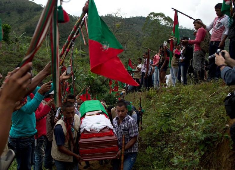 Por décadas, los indígenas del departamento del Cauca han sido víctimas del accionar de los grupos armados ilegales. En la foto, la comunidad despedía a dos miembros de la Guardia Indígena asesinados por la guerrilla de las Farc en 2014. FOTO Jaime Pérez