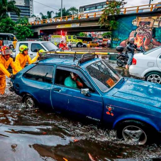 El aguacero del pasado martes dejó calles inundadas en el Centro, árboles caídos, granizo y 77 rayos en solo 30 minutos. Foto: Camilo Suárez Echeverry