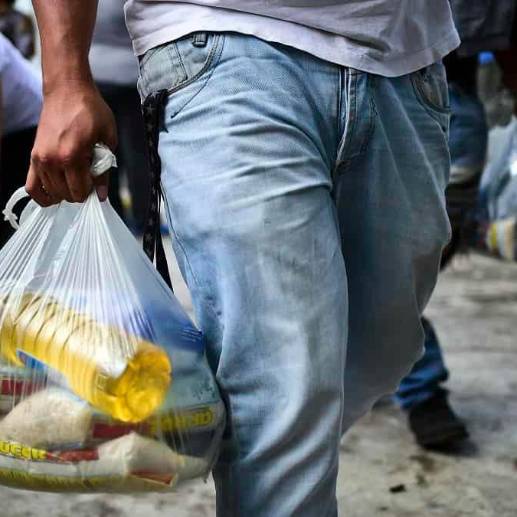 Los Comités Locales de Abastecimiento y Producción (CLAP) contienen alimentos no perecederos, como aceite, arroz, frijoles, atún, entre otras. FOTO: AFP