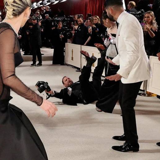El momento en el que el fotógrafo cae al piso y Lady Gaga se percata, para ir a ayudarlo. FOTO: Twitter