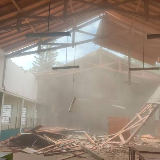 Antes de venirse abajo, el techo mostró agrietamientos que alertaron a los organismos de socorro. FOTO: CORTESÍA ALCALDÍA DE BARBOSA
