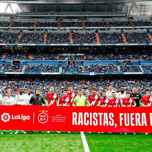 “Racistas, fuera del fútbol”, decía la pancarta que compartieron ambos equipos. FOTO @realmadrid