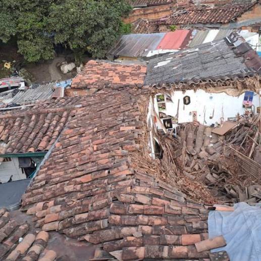 El desplome de la casa destruyó la parte delantera de la vivienda afectando la sala, el comedor y tres habitaciones. FOTO: Cortesía de Alcaldía. 