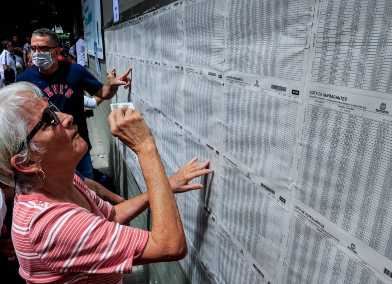 Las votaciones del 29 de mayo transcurrieron en calma. A pesar de la lluvia, la gente salió a votar. Foto: El Colombiano.