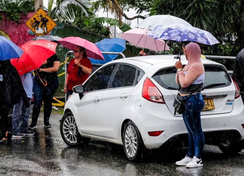 Pese a las lluvias, se vio buena afluencia de votantes en los distintos puntos. FOTO Jaime Pérez