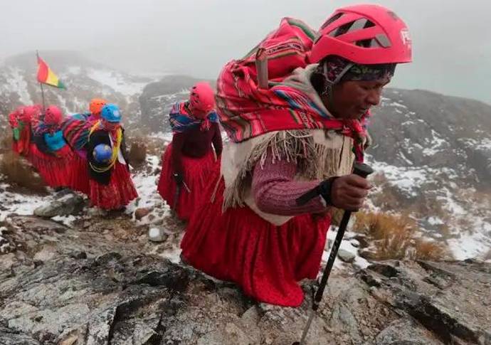  Este grupo de mujeres se reunió hace seis años. Empezaron como cocineras de alta montaña y ahora son guías cholitas escaladoras. Foto: EFE
