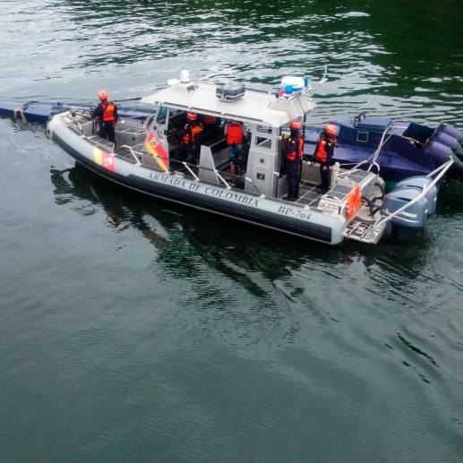 Momento en que integrantes de la Armada detienen el semisumergible cargado con clorhidrato de cocaína. La Operación llamada Ayacucho se realizó en aguas del Pacífico colombiano. <b><span class="mln_uppercase_mln"> </span></b>FOTO<b><span class="mln_uppercase_mln"> cortesía armada nacional </span></b>