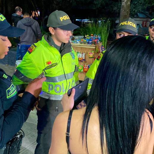Autoridades se tomaron anoche el Parque Lleras de El Poblado. FOTO cortesía