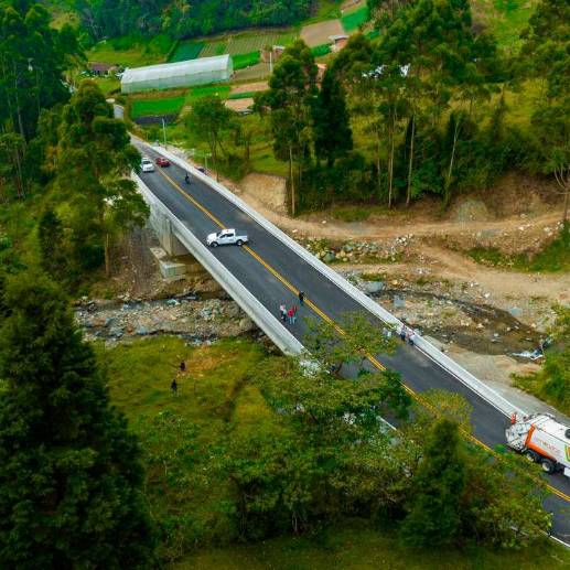 Así se ve el puente que se inauguró sobre La Iguaná. Foto: Cortesía Alcaldía de Medellín. 