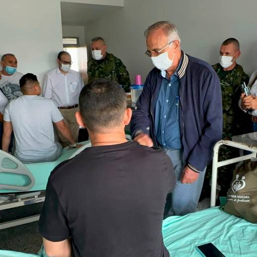 El ministro de Defensa, Iván Velásquez, visitó a los policías y civiles heridos en el atentado realizado con explosivos a la Policía. Envió un saludo de condolencias a los familiares de las personas asesinadas. FOTO<b><span class="mln_uppercase_mln"> cortesía</span></b>