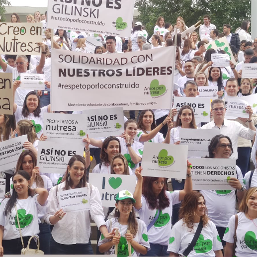 Cientos de empleados de Nutresa y Sura protestan en contra de la toma hostil de Gilinski. FOTO: Julio César Herrera