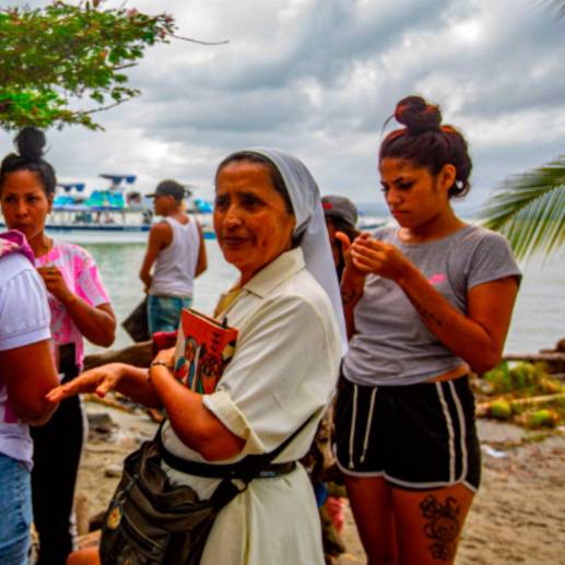 Las hermanas recorren, todos los días, las playas de Necoclí en busca de los migrantes que necesitan ayuda. FOTO WILLIAM SANTAMARÍA