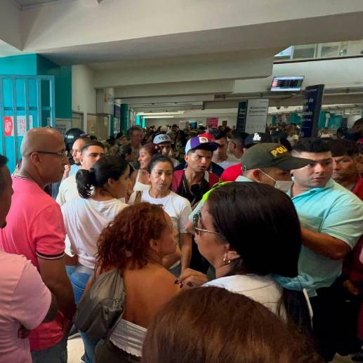 Los más de 300 pasajeros se quedaron “atrapados” en San Andrés por la suspensión de actividades de la aerolínea Viva Air; la Procuraduría les brinda acompañamiento. FOTO CORTESÍA