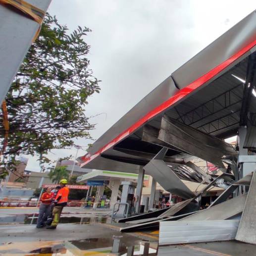 El techo cedió ante la fuerza de la tormenta, una persona resultó herida. FOTO: Jaime Pérez.