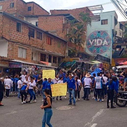 Los guías turísticos bloquearon el acceso a las escaleras eléctricas y al graffitour de la comuna 13. FOTO: CORTESÍA DENUNCIAS ANTIOQUIA