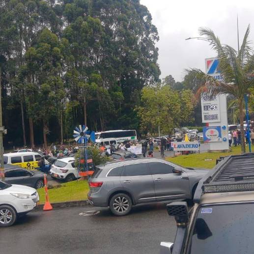 El bloqueo afectó a los viajeros que tenían programadas sus salidas por el terminal aéreo. FOTO: Cortesía Denuncias Antioquia.