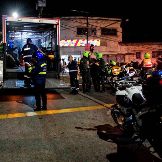 Los guardas harán presencia en el corredor de la 45 constantemente para recuperar esta vía para el metroplús. FOTO: CORTESÍA SECRETARÍA DE MOVILIDAD DE MEDELLÍN