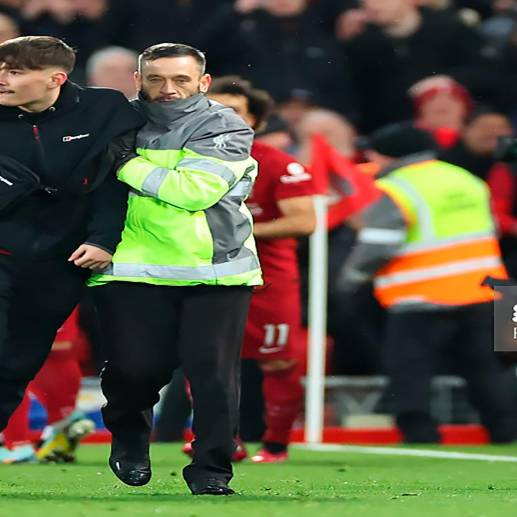 Los jugadores del Liverpool estaban celebrando uno de los siete goles que le marcaron al Manchester United cuando el aficionado ingresó al terreno de juego . FOTO: CAPTURA DE PANTALLA 
