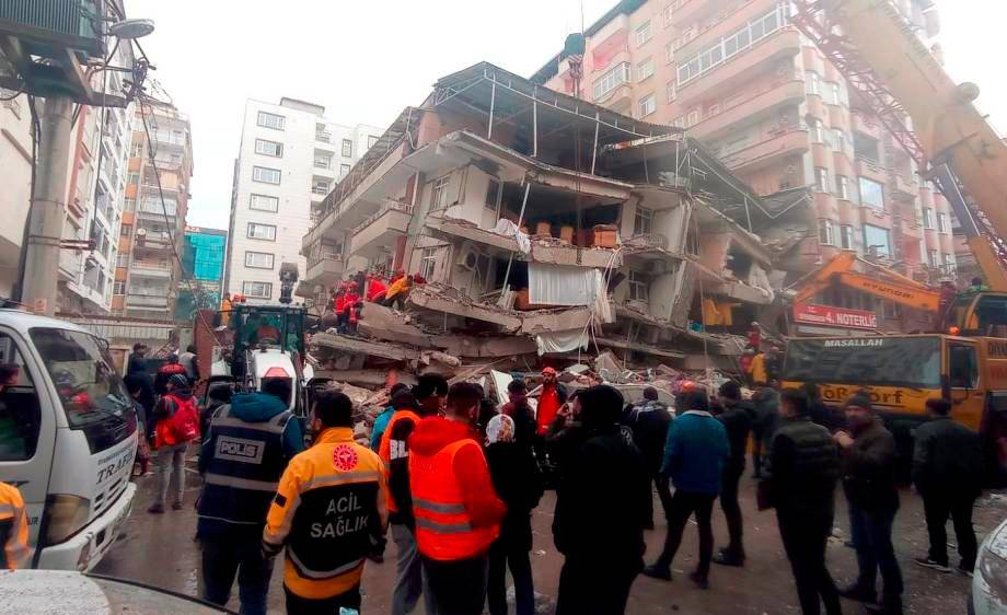 The crisis worsens and there are more than 5,000 deaths