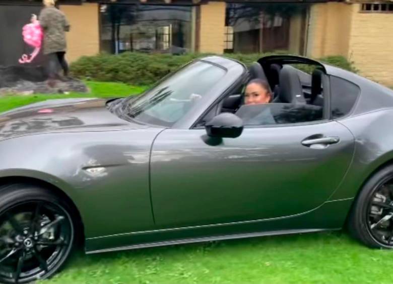 A principios de este año, Epa Colombia se compró un lujoso carro convertible.