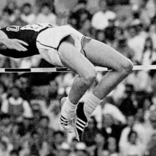 Al ganar el oro olímpico, Fosbury dio credibilidad a su nuevo estilo, que hoy en día utilizan todos los saltadores. FOTO AFP