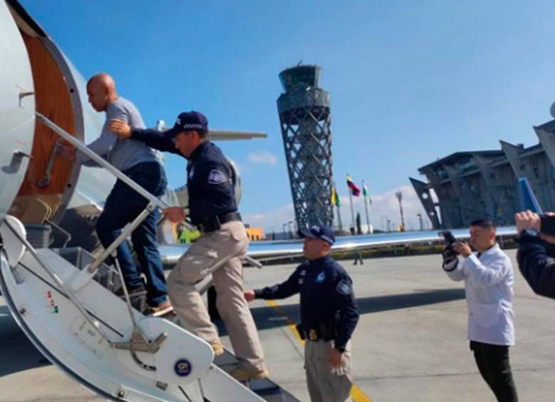 A las 9:45 de la mañana el avión Grumman G5 despegó del aeropuerto El Dorado con rumbo a Estados Unidos donde Álvaro Córdoba tendrá que presentarse ante la Corte del distrito sur de Nueva York. FOTO CORTESÍA