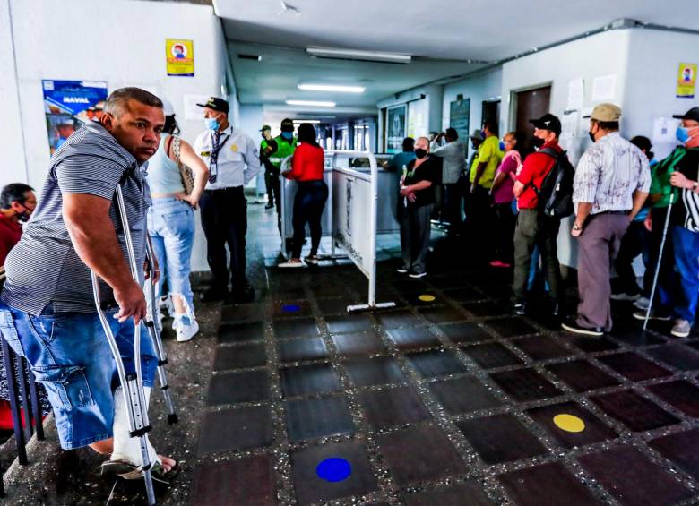 Los adultos mayores tenían una fila especial, sin embargo esta también presentaba altas demoras en la atención. FOTO: Jaime Pérez.