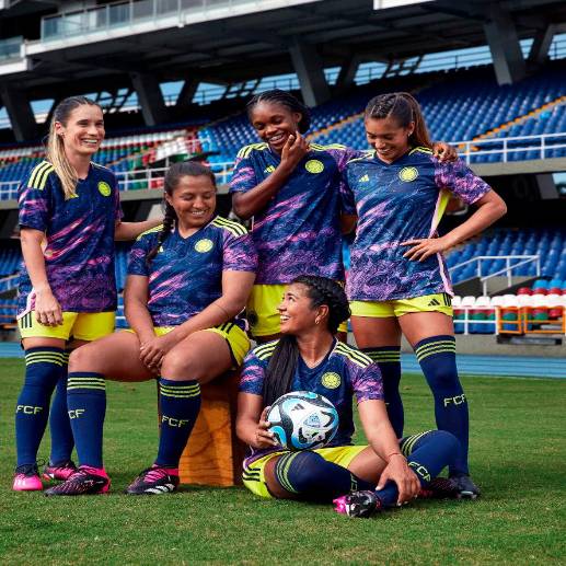 Este es el nuevo diseño de la camiseta de la Selección Colombia femenina con un diseño exclusivo inspirado en Caño Cristales. FOTO CORTESÍA FEDECOLFUTBOL
