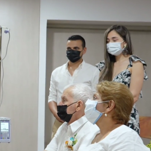 La pareja planeó y realizó su boda mientras Carlos, paciente de cáncer, estaba hospitalizado. FOTO: Captura de pantalla @fcvcolombia