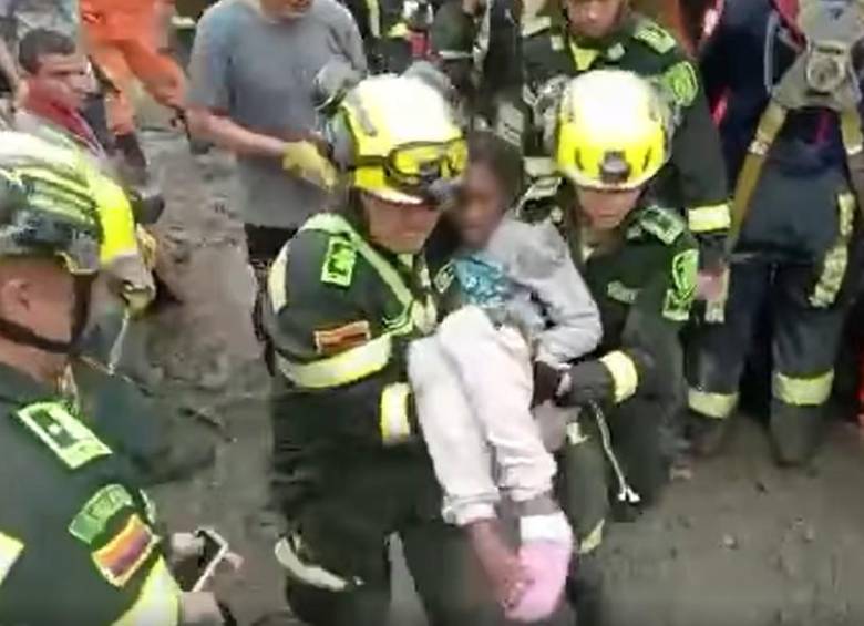 Esta fue la primera imagen que se tuvo del rescate de Saray, de 9 años, sobreviviente de la tragedia en Risaralda. FOTO: CAPTURA DE VIDEO