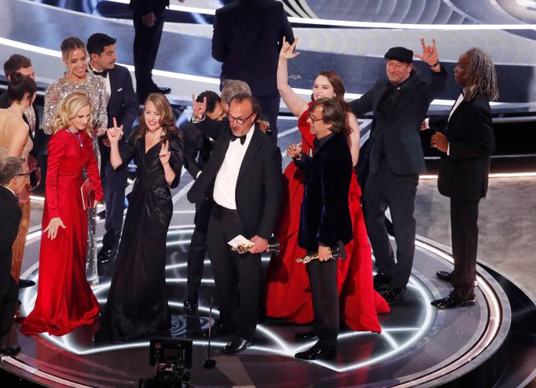 El elenco de Coda recibiendo el premio. FOTO Efe