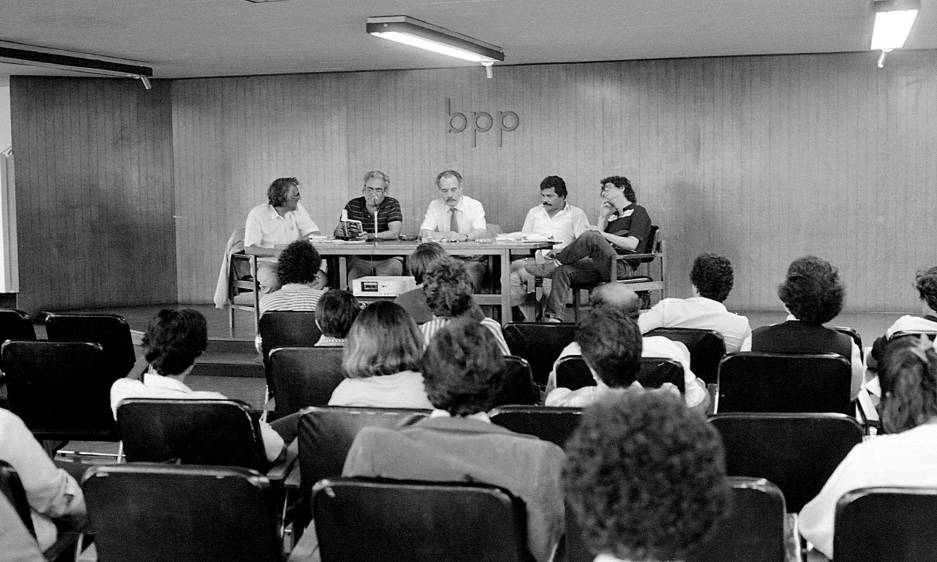Imagen de reunión del taller de escritores en La Piloto. Foto: Jairo Osorio