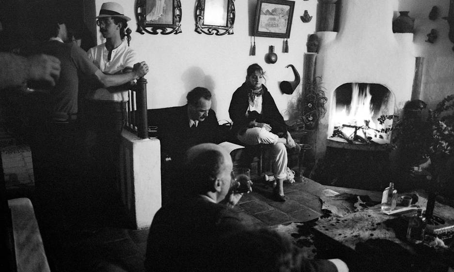 Foto de Jairo Osorio en la que se ve a Manuel en Ziruma con varios de sus amigos. Era muy común que recibiera a sus amigos en la finca. La imagen hará parte del libro iconográfico Manuel revelado.