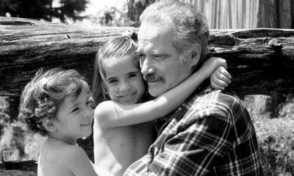 Manuel Mejía con sus hijas Adelaida y Valeria.
