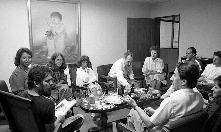 Reunión en la dirección de la Piloto. En los extremos Luis Fernando Peláez y Miguel Escobar. A la izquierda, Gloria Palomino, Tita Maya, Luz Mercedes Cadavid, María José Rodríguez. Manuel, entre todos. Foto Jairo Osorio, del libro iconográfico Manuel revelado.