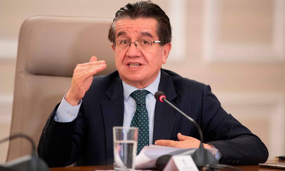 Gobierno anuncia restricciones por alta ocupación de UCI