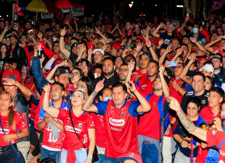 La hinchada roja que se quedó en Medellín no pudo celebrar el día de velitas