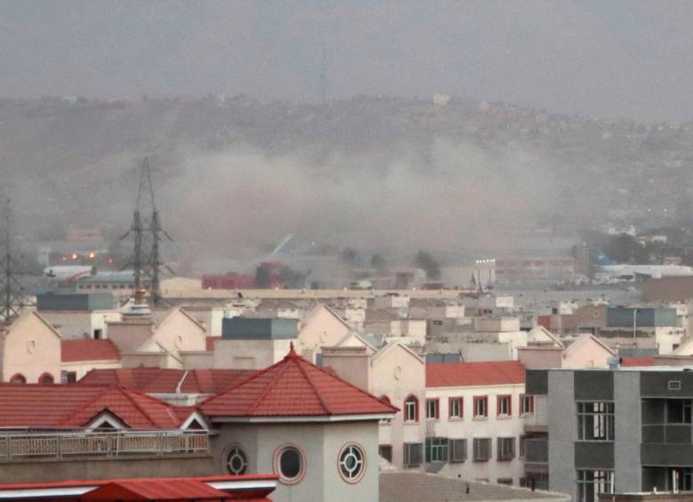 Vista general del aeropuerto de Kabul, donde esta mañana dos personas realizaron ataques terroristas. Foto: EFE. 