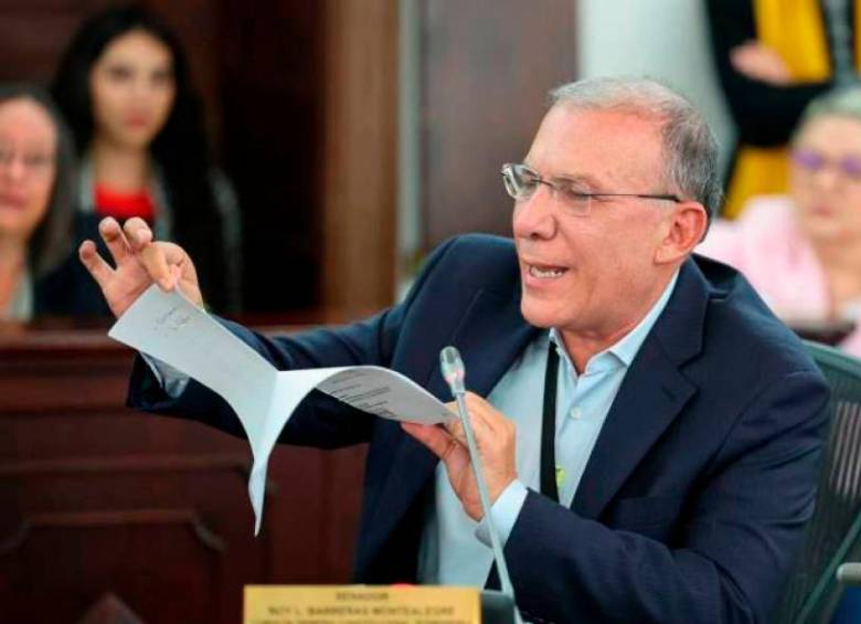 Barreras sorprendió a todos este jueves cuando rompió el documento de la reforma política durante la sesión de la Comisión Primera del Senado. FOTO: CORTESÍA PRENSA ROY BARRERAS