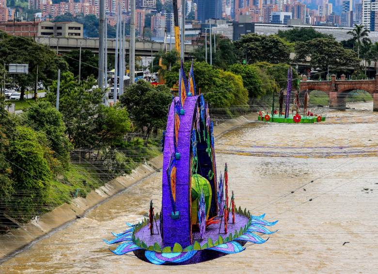 Así lucía el montaje de los alumbrados en la mañana de ayer, a 20 días del encendido en Medellín. Son 13 las barcazas que estarán entre San Juan y el Puente de Guayaquil. FOTO JAIME PÉREZ