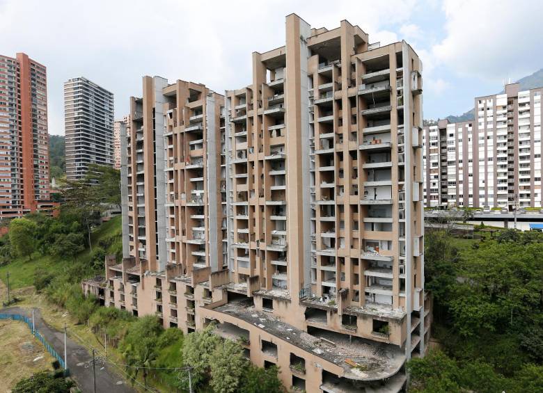 En medio del saqueo, la fachada de Continental Towers quedó sin balcones, barandas, ni ventanas. En los pisos de los apartamentos solo puede verse un tapete de escombros. FOTO: ESNEYDER GUTIÉRREZ