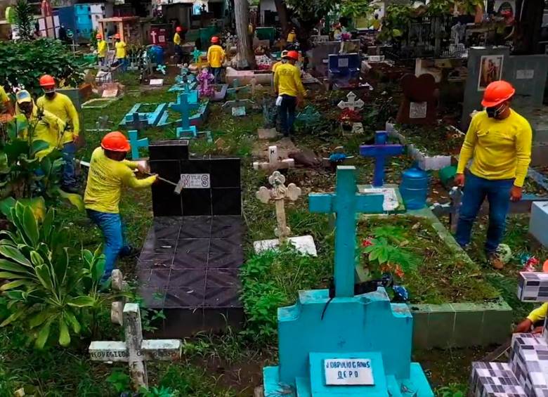 Las cuadrillas de presos recorrieron ocho cementerios para dañar los sepulcros. Bukele dice que es una venganza por todo el daño causado por las pandillas a El Salvador. FOTO Camilo Suárez